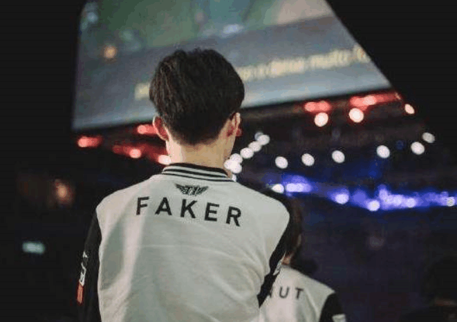 LPL documentary clip from JD Gaming Yagao ： 我在职业选手中算是比较老了