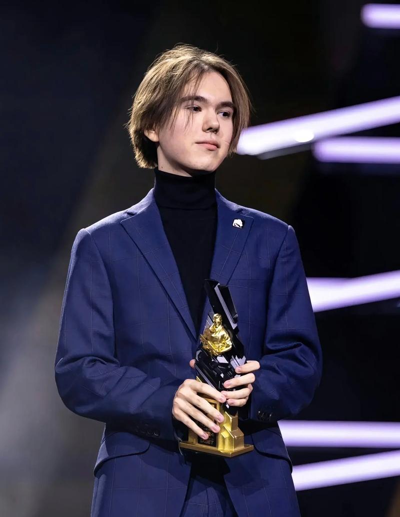 庆祝【2022LPL年度最佳阵容】的产生，精选英雄和皮肤将在2022年12月16日期间限时半价销售